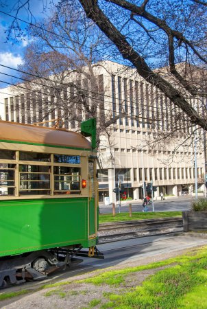 Téléchargez les photos : Tram vert de Melbourne par une journée ensoleillée, Australie. - en image libre de droit