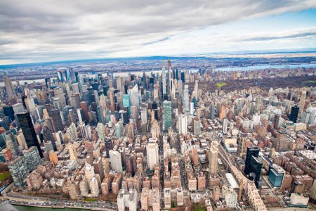 Téléchargez les photos : Skyline aérienne de Midtown Manhattan depuis un hélicoptère en saison hivernale, New York - États-Unis. - en image libre de droit