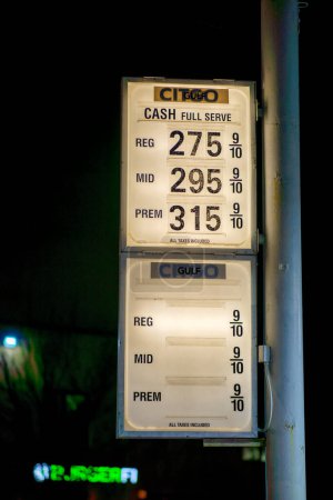 Foto de Ciudad de Nueva York, NY - 6 de diciembre de 2018: Precios de la gasolina en una gasolinera por la noche. - Imagen libre de derechos