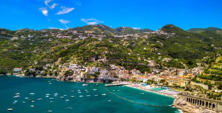 Foto de Increíble vista aérea de Maiori y Minori a lo largo de la costa de Amalfi en la temporada de verano, Italia. Punto de vista del dron. - Imagen libre de derechos