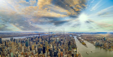 Téléchargez les photos : Manhattan et Roosevelt Island depuis l'hélicoptère à New York, USA - en image libre de droit