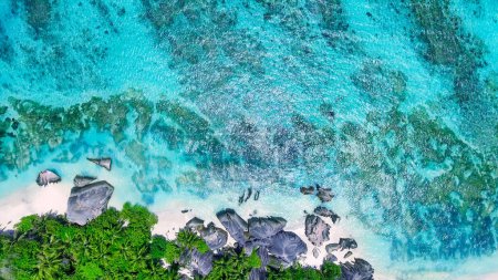 Téléchargez les photos : Vue aérienne de Anse Source Argent Beach à La Digue, Îles Seychelles - Afrique. - en image libre de droit