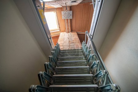 Foto de Escalera al ático en una casa nueva. - Imagen libre de derechos