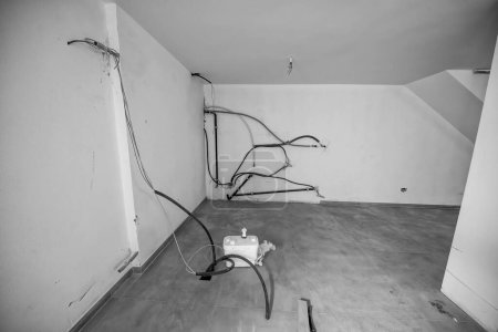 Téléchargez les photos : Installation de systèmes de plomberie et de drainage dans la salle du sous-sol. - en image libre de droit