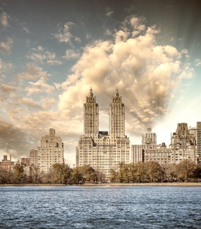 Téléchargez les photos : New York au coucher du soleil. Vue panoramique des bâtiments de Manhattan depuis Central Park Lake. - en image libre de droit