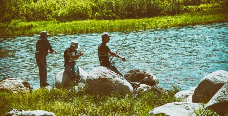 Foto de WYOMING, EE.UU. - JULIO 2019: Pescadores a lo largo del lago Meadowlark en verano
. - Imagen libre de derechos