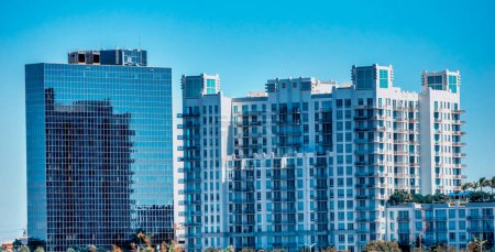 Téléchargez les photos : Palm Beach skyline et grands gratte-ciel, Floride par une journée ensoleillée - en image libre de droit