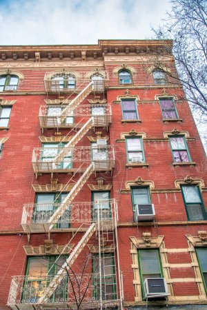 Foto de Edificio rojo con escaleras exteriores en Manhattan, Nueva York. - Imagen libre de derechos