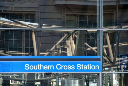 Foto de Señal de entrada a la estación de tren Southern Cross en Melbourne, Australia. - Imagen libre de derechos