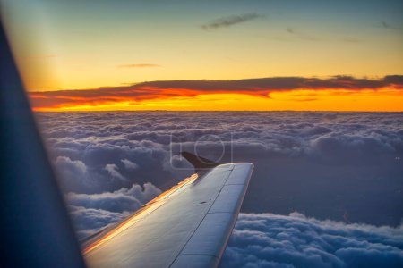 Foto de Aeropuerto ala sobre las nubes al atardecer, concepto de turismo. - Imagen libre de derechos