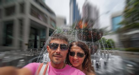 Téléchargez les photos : Selfie d'un couple caucasien heureux en visite de vacances Kuala Lumpur, Malaisie. - en image libre de droit