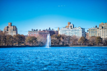 Téléchargez les photos : Bâtiments de Manhattan le long du lac Central Park, New York par une belle matinée d'hiver. - en image libre de droit