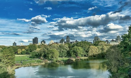 Téléchargez les photos : Central Park Lake en saison des feuillages, New York. - en image libre de droit