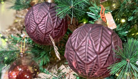 Téléchargez les photos : Boules de Noël colorées sur un arbre, concept vacances. - en image libre de droit