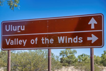 Téléchargez les photos : Panneau de rue Uluru et Valley of the Winds à Ayers Rock, Australie. - en image libre de droit