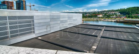 Foto de OSLO - 6 de junio: Formas modernas de Opera House el 6 de junio de 2010 en Oslo. La estructura contiene 1.100 habitaciones en una superficie total de 38.500 m2 (414.000 pies cuadrados)). - Imagen libre de derechos