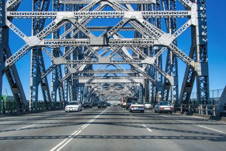Foto de Tráfico de coches en Story Bridge en Brisbane, Queensland, Australia. - Imagen libre de derechos