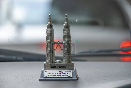 Foto de Kuala Lumpur, Malasia - 9 de agosto de 2009: Torres Gemelas Petronas en un tablero de instrumentos de automóviles. Ellos son el símbolo de la ciudad. - Imagen libre de derechos