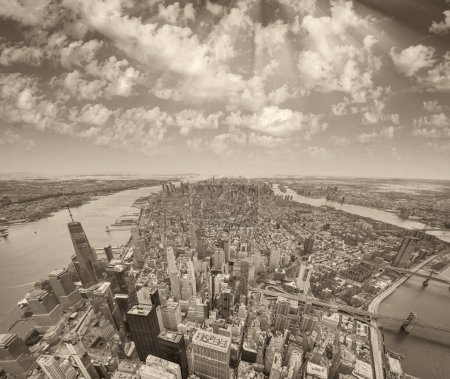 Foto de Vista aérea panorámica del centro de Manhattan al atardecer, Nueva York desde un mirador alto. - Imagen libre de derechos
