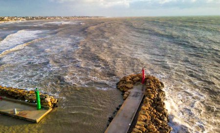 Téléchargez les photos : Phare le long de la côte pendant une tempête. Vue aérienne depuis un drone - en image libre de droit