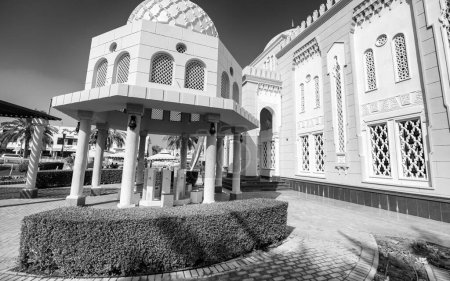 Téléchargez les photos : DUBAI, Émirats arabes unis - 6 DÉCEMBRE 2016 : Vue extérieure de la mosquée Jumeirah par une journée ensoleillée - en image libre de droit