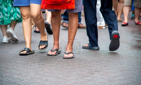 Téléchargez les photos : Marcher les gens le long de la rue asiatique, détail sur les jambes - en image libre de droit