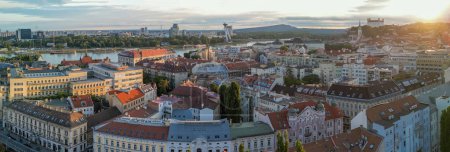 Téléchargez les photos : Bratislava, Slovaquie - 26 août 2022 : Vue aérienne du centre-ville au coucher du soleil. Point de vue panoramique depuis un drone. - en image libre de droit