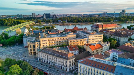 Téléchargez les photos : Vue aérienne de la ville de Bratislava par un après-midi d'été, Slovaquie. - en image libre de droit