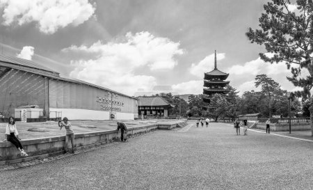 Téléchargez les photos : NARA - 31 MAI 2016 : Touristes au temple Kofuku-Ji. Nara est une attraction majeure au Japon
. - en image libre de droit