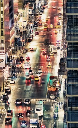 Foto de Vista aérea de la avenida de Nueva York por la noche con tráfico y turistas
. - Imagen libre de derechos