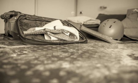 Téléchargez les photos : Préparez votre valise de vacances sur le lit avec des vêtements et des chapeaux - en image libre de droit