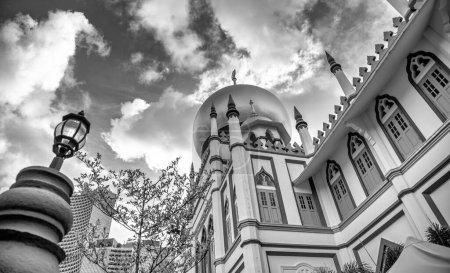 Foto de Masjid Sultan, Mezquita Sultan de Singapur, en Arab Street con cielo azul y nublado - Imagen libre de derechos