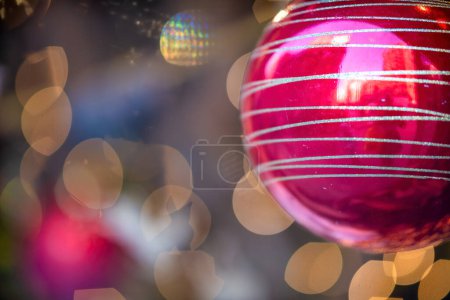 Téléchargez les photos : Boules de Noël rouges sur l'arbre. - en image libre de droit