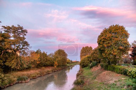 Téléchargez les photos : Petite rivière au coucher du soleil d'automne, arbres et nuages - en image libre de droit