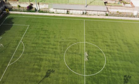 Foto de Vista aérea de un campo de fútbol vacío. Overhead hacia abajo imágenes 4K. - Imagen libre de derechos
