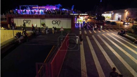 Foto de Madeira, Portugal - 2 de septiembre de 2022: Vista aérea de CR7 Disco con gente bailando por la noche. - Imagen libre de derechos