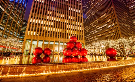 Téléchargez les photos : Boules de Noël rouges géantes au-dessus d'une piscine la nuit à Manhattan, New York - États-Unis - en image libre de droit