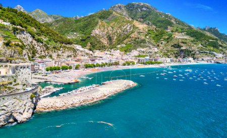 Téléchargez les photos : Vue aérienne imprenable sur Maiori et Minori le long de la côte amalfitaine en saison estivale, Italie. Point de vue du drone. - en image libre de droit