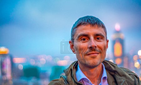 Téléchargez les photos : Homme heureux visitant la grande ville la nuit - en image libre de droit