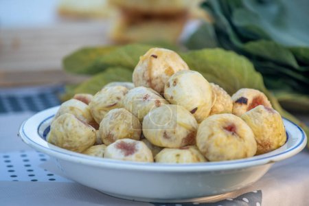 Téléchargez les photos : Assiette de figues sur la table - en image libre de droit