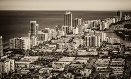 Foto de Vista aérea del horizonte de Miami y rascacielos altos desde el helicóptero al atardecer - Imagen libre de derechos