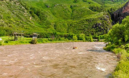 Téléchargez les photos : Rafting en eau vive le long du Colorado et du Canyon, vue aérienne depuis drone - en image libre de droit