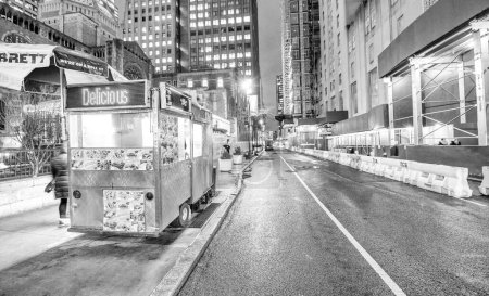 Foto de NUEVA YORK CITY - 30 DE NOVIEMBRE DE 2018: Vendedor ambulante de noche por las calles de la ciudad. - Imagen libre de derechos