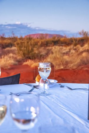 Téléchargez les photos : Dîner sur l'Outback australien, mettre la table au crépuscule avec vue sur le paysage. - en image libre de droit