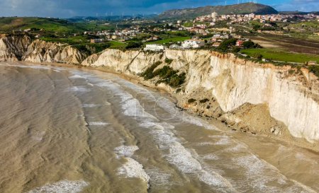 Foto de Vista aérea de la Escalera de los Turcos. Scala dei Turchi es un acantilado rocoso en la costa sur de Sicilia, Italia. - Imagen libre de derechos