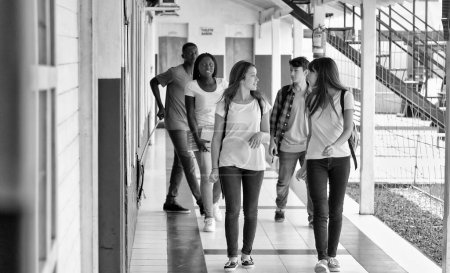 Foto de Grupo multiétnico de estudiantes en la escuela hablando esperando la lección escolar. - Imagen libre de derechos