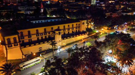 Téléchargez les photos : Vue aérienne de Funchal la nuit à Madère, Portugal. - en image libre de droit