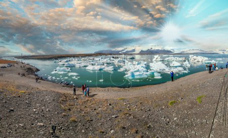 Téléchargez les photos : Vue panoramique de la lagune de Jokulsarlon dans le sud de l'Islande. Couleurs estivales. - en image libre de droit