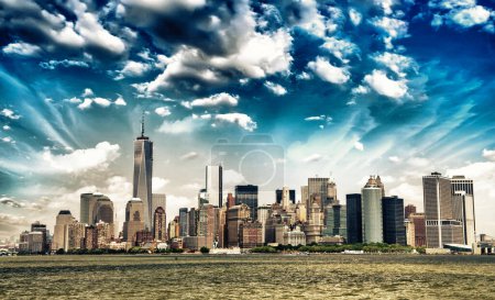 Téléchargez les photos : Skyline Manhattan inférieur de East River - New York. - en image libre de droit