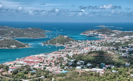 Téléchargez les photos : Merveilleuses couleurs côtières de Saint Thomas - Paysage marin des îles Vierges américaines
. - en image libre de droit